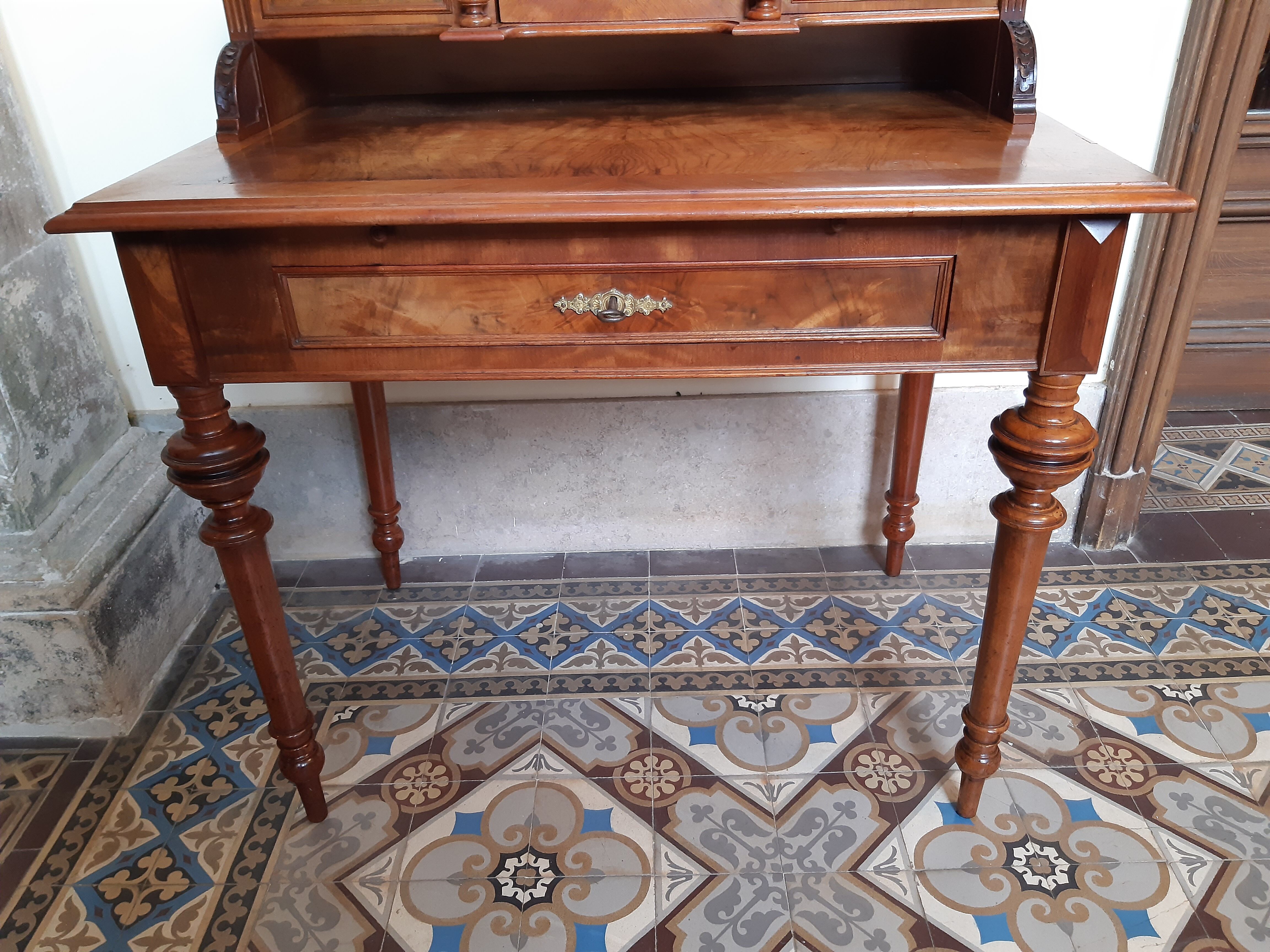 Old-standing desk in solid walnut and walnut veneer, period Alsace