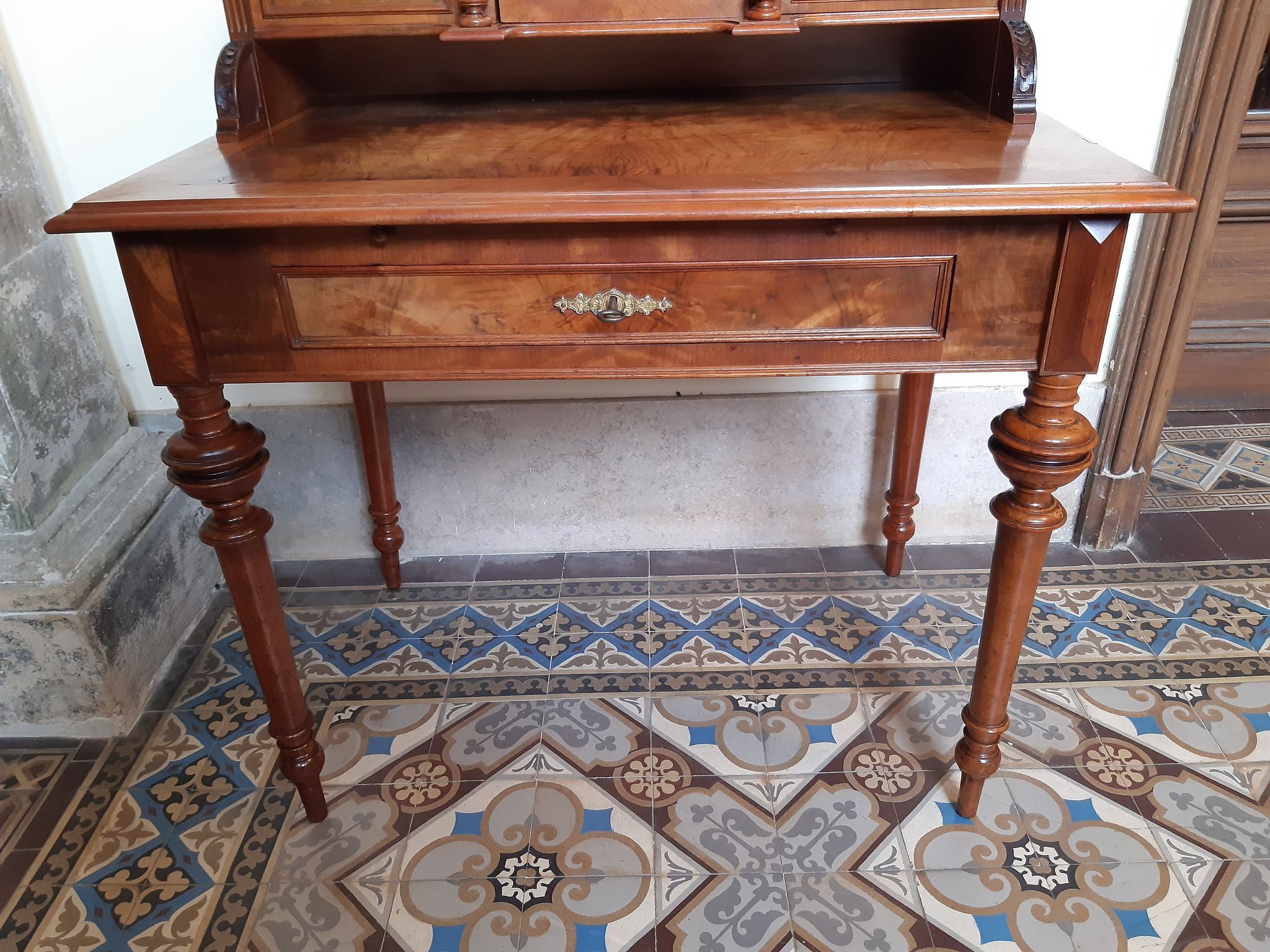 Old-standing desk in solid walnut and walnut veneer, period Alsace