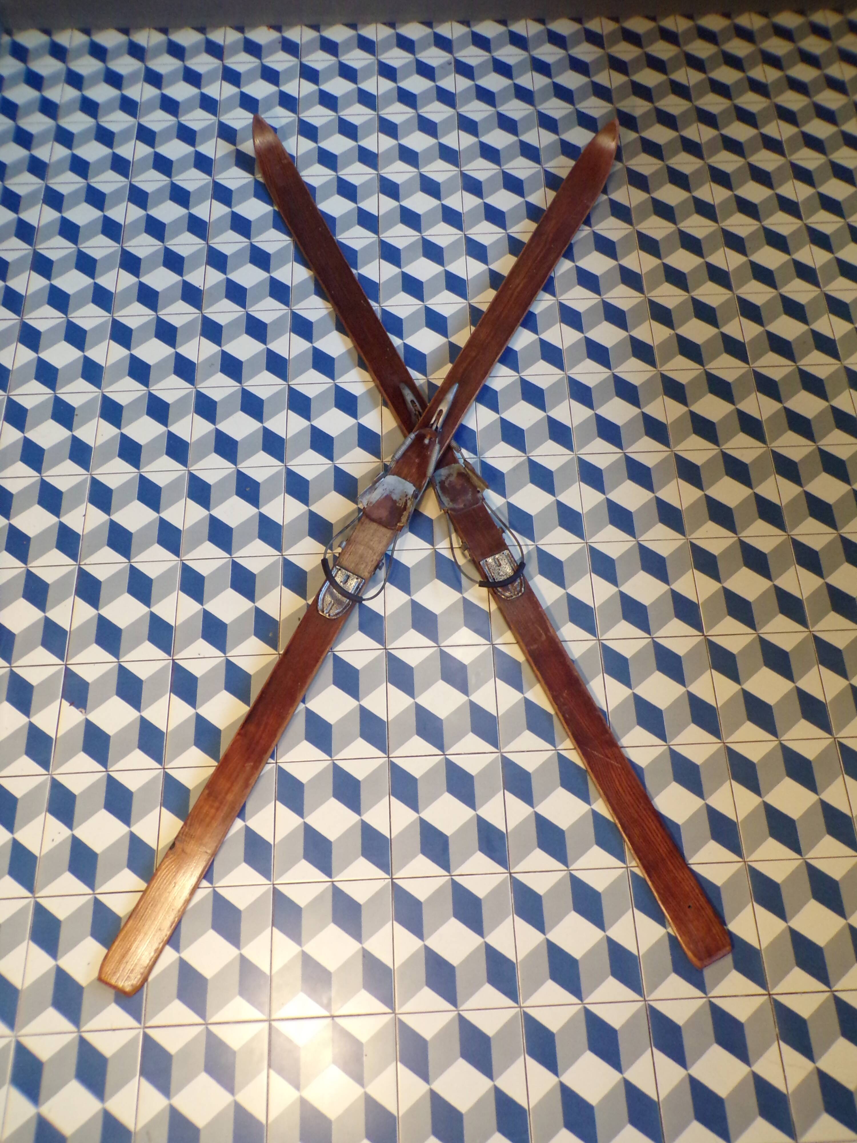 Pair of vintage wooden skis L=203