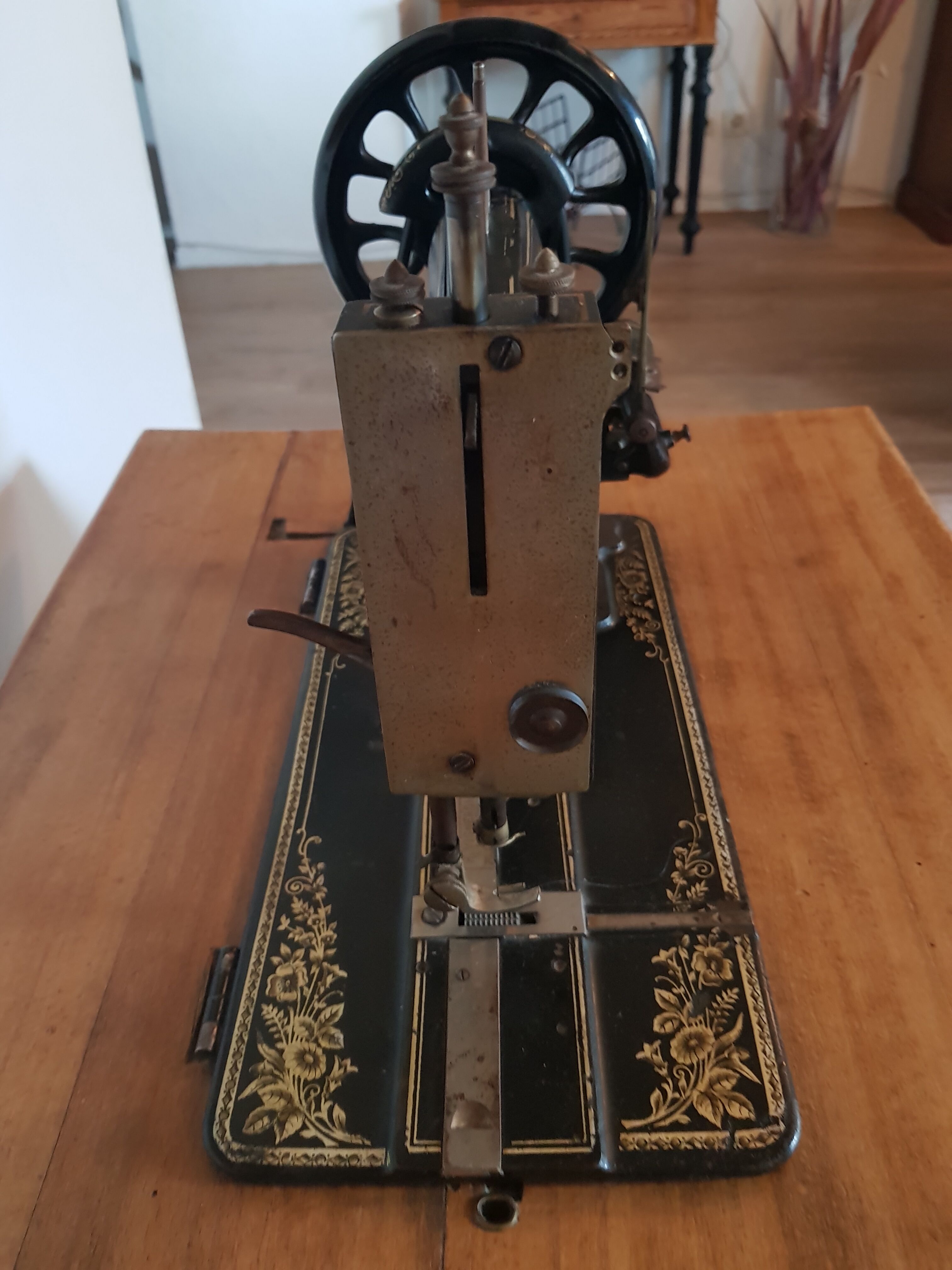 Old sewing machine H. Vigneron