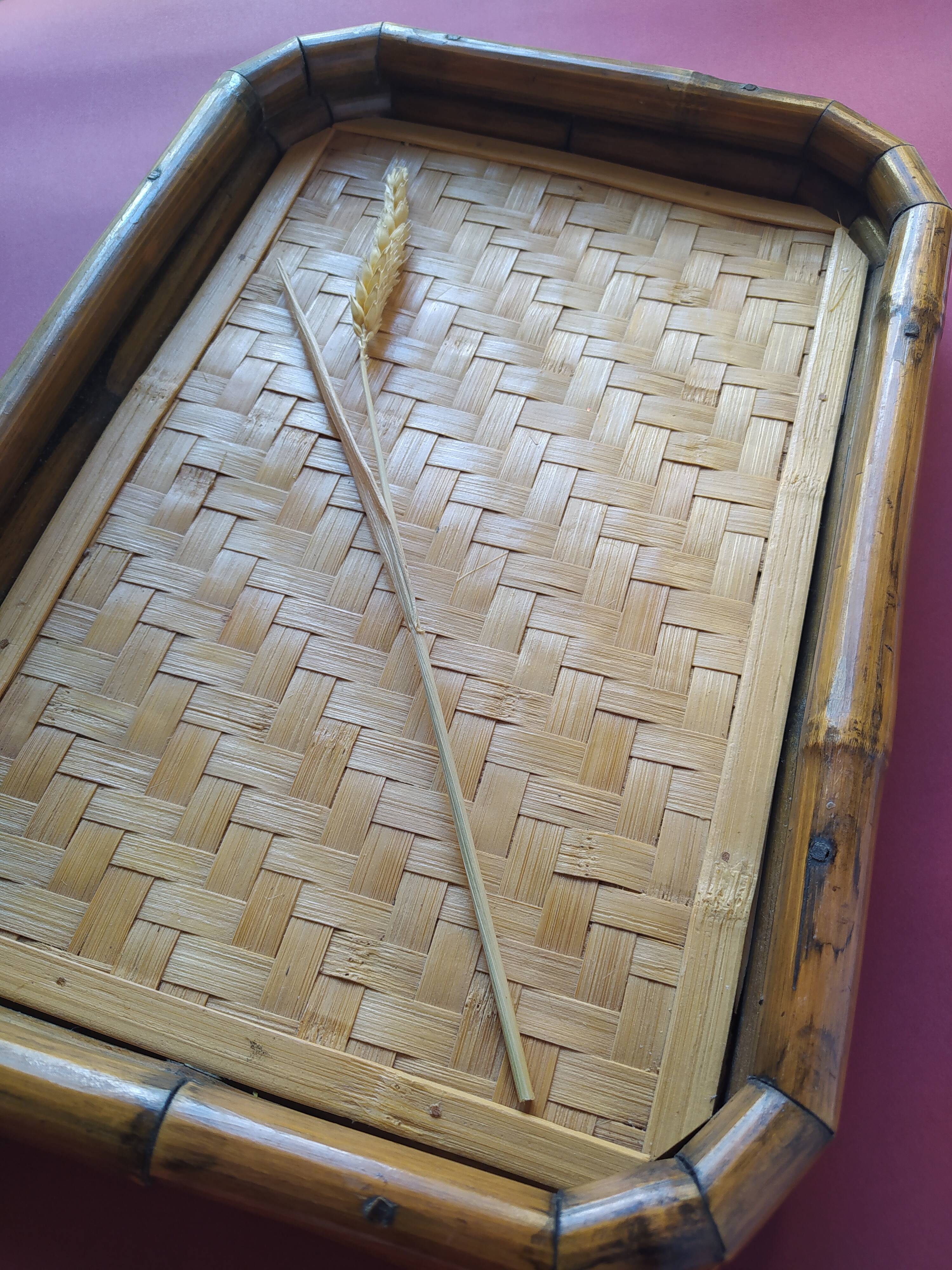 Joli plateau de service en bambou tissé et rotin. Années 70. Vintage.