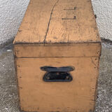 Coffre en bois patine jaune