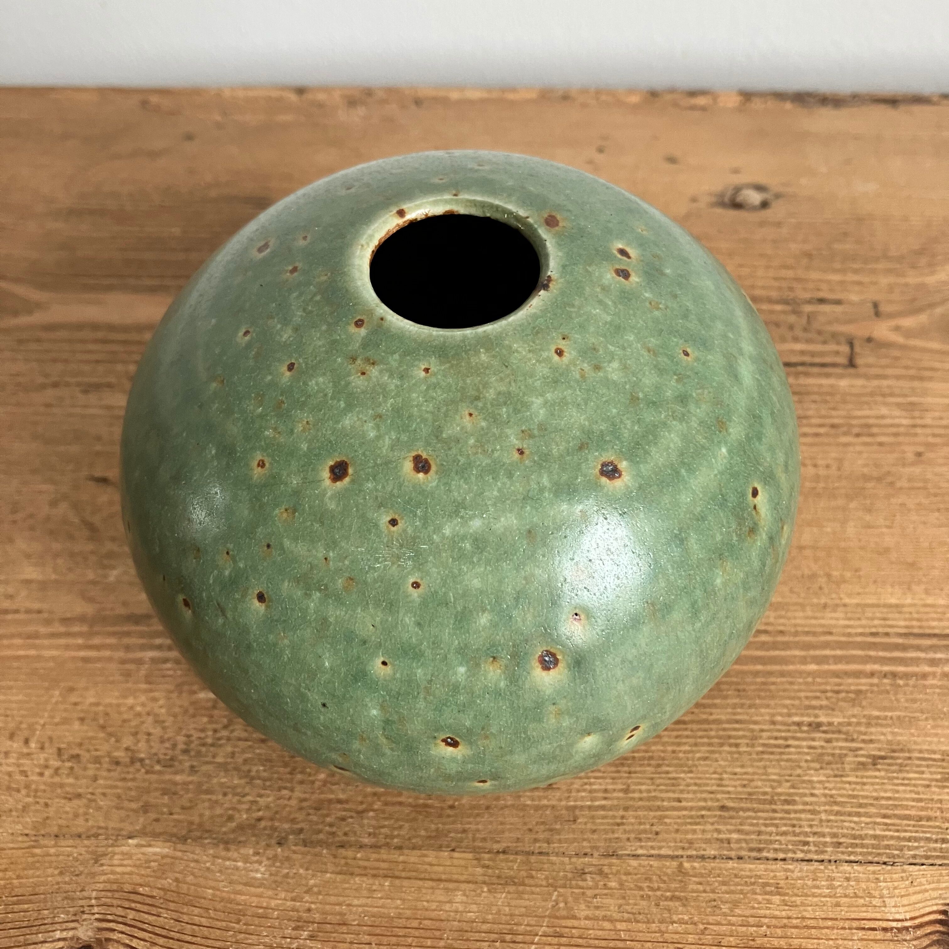 Soliflore ball in green sandstone