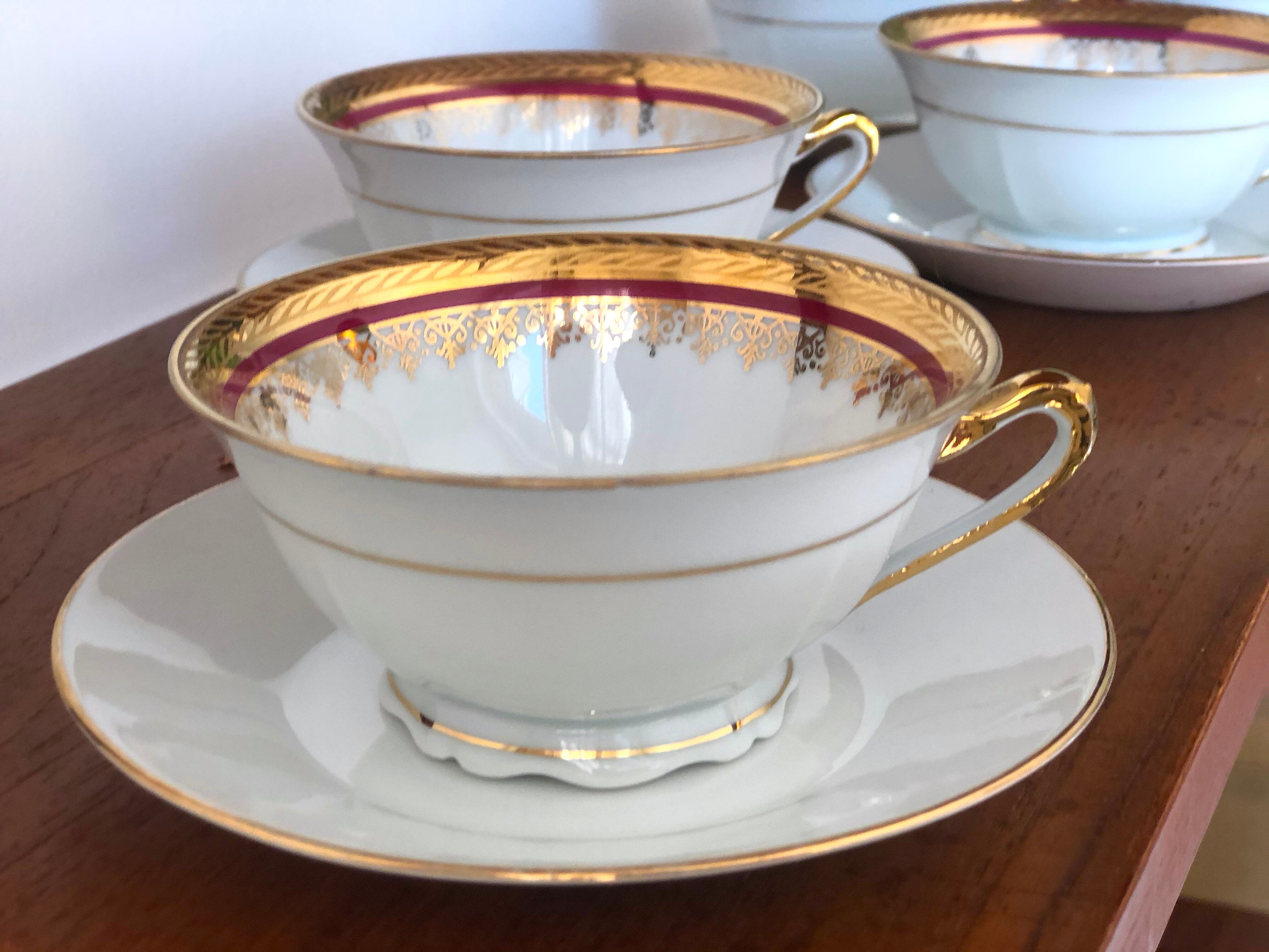 Vintage coffee cups made of fine Limoges porcelain - Raspberry and golden décor