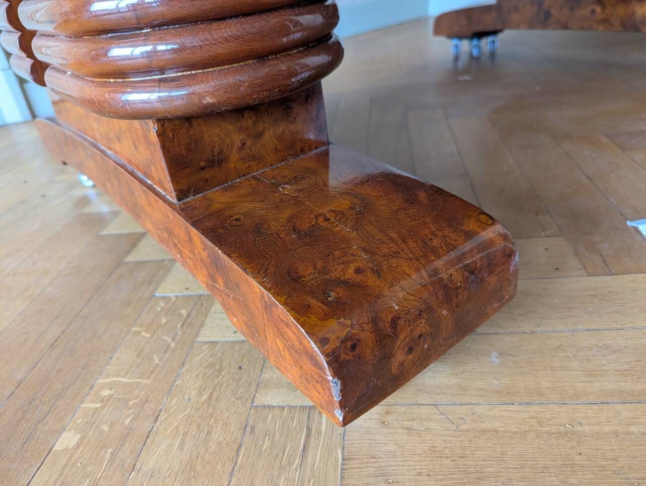 Art Deco table in walnut burl