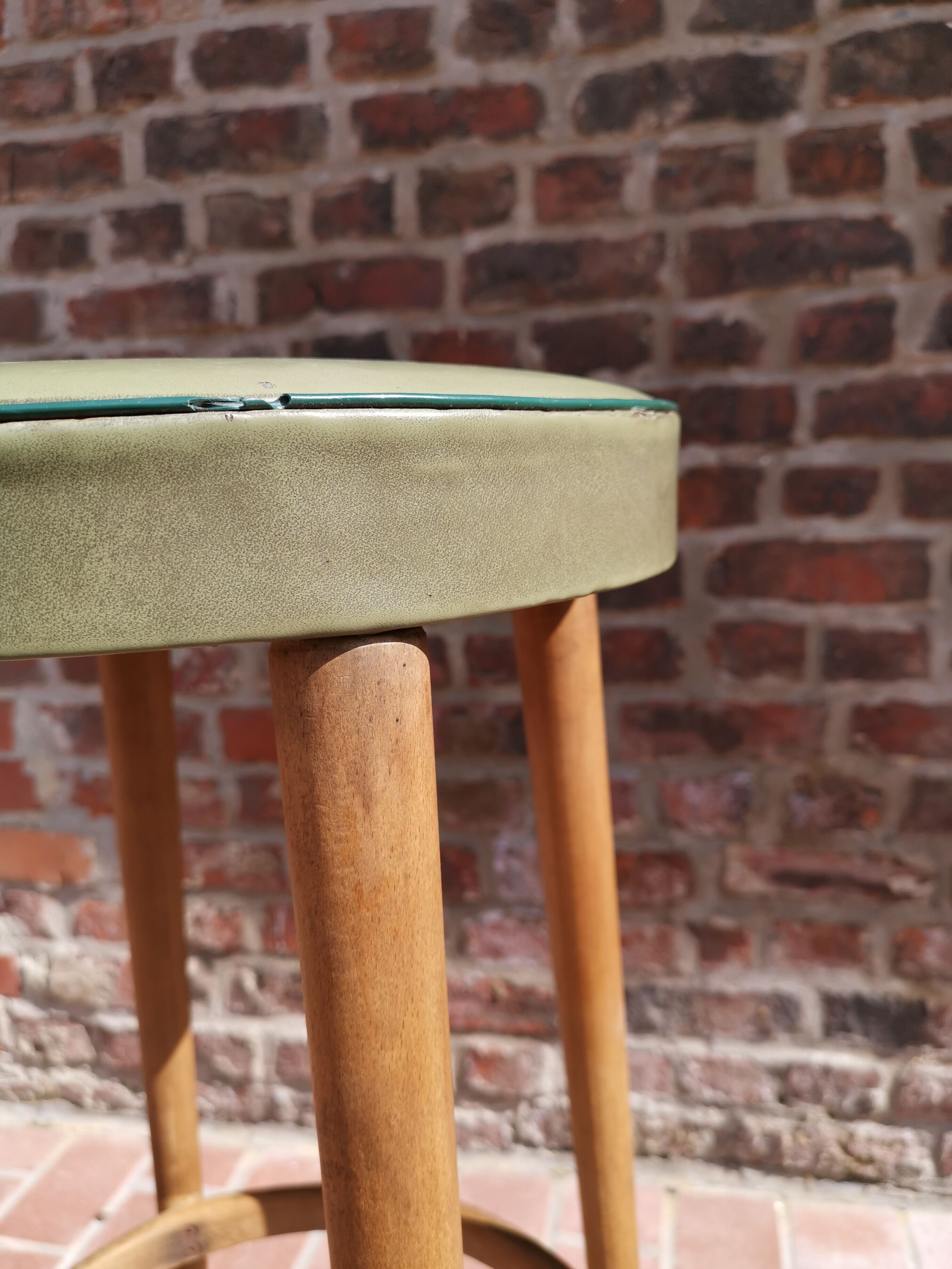 Baumann stool 895 G2 in green leather