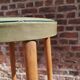 Tabouret Baumann 895 G2 en cuir vert