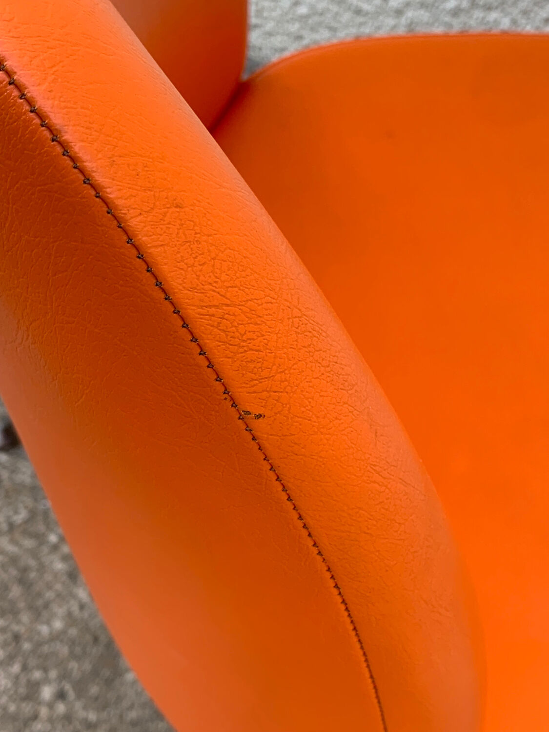 Chauffeuse vintage orange skaï et chrome 1970