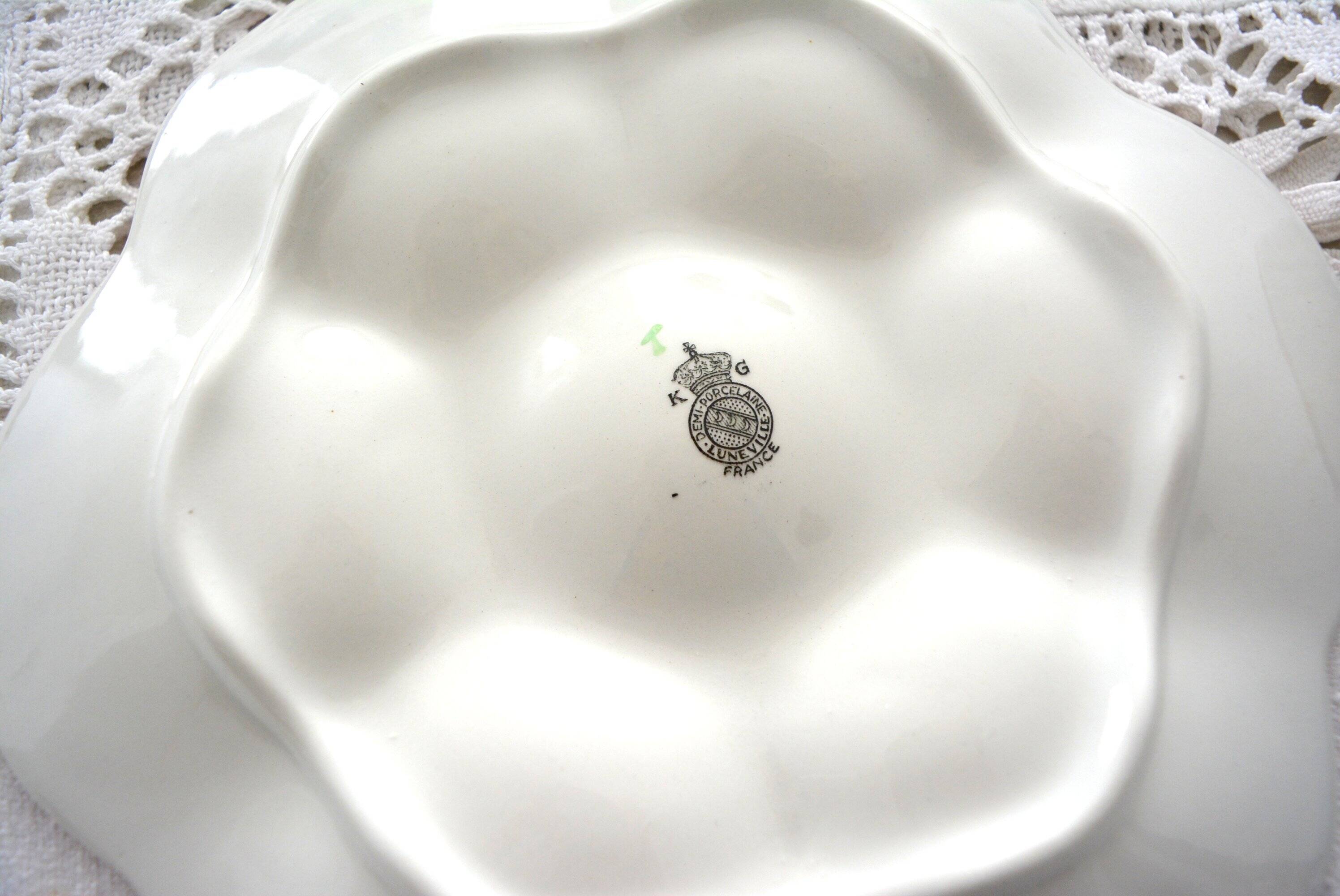 Pair of oyster plates, ceramic, flowers