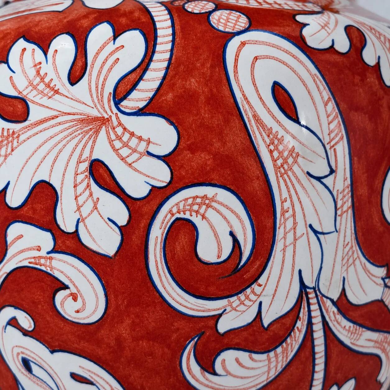 Lampe de style baroque / Céramiques siciliennes décorées / Décoration baroque sur fond rouge