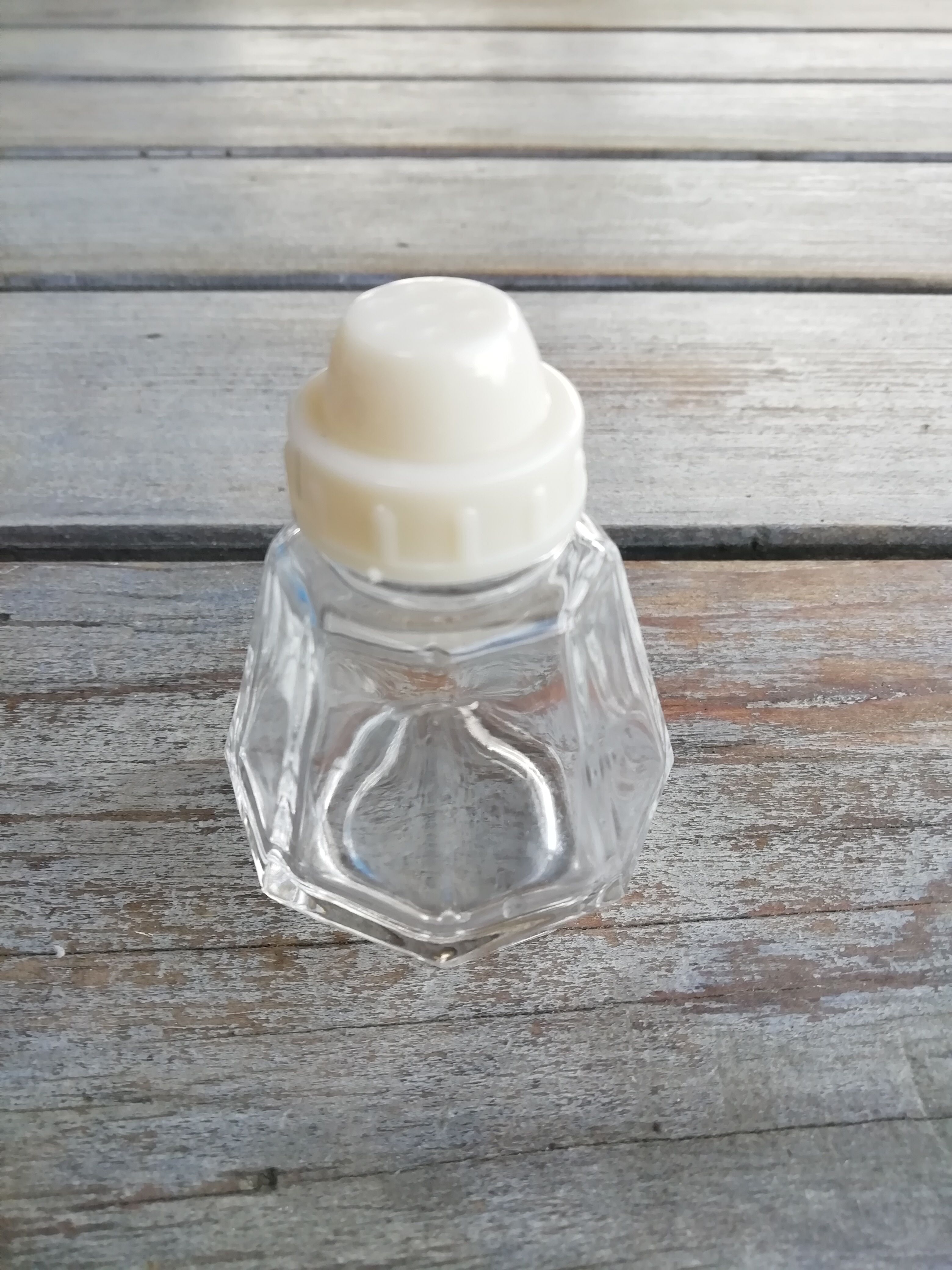 Salière à facettes bouchon bakélite