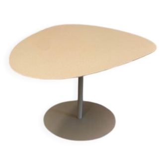 Table galet matiere grise couleur sable