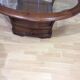 Table basse en merisier et verre