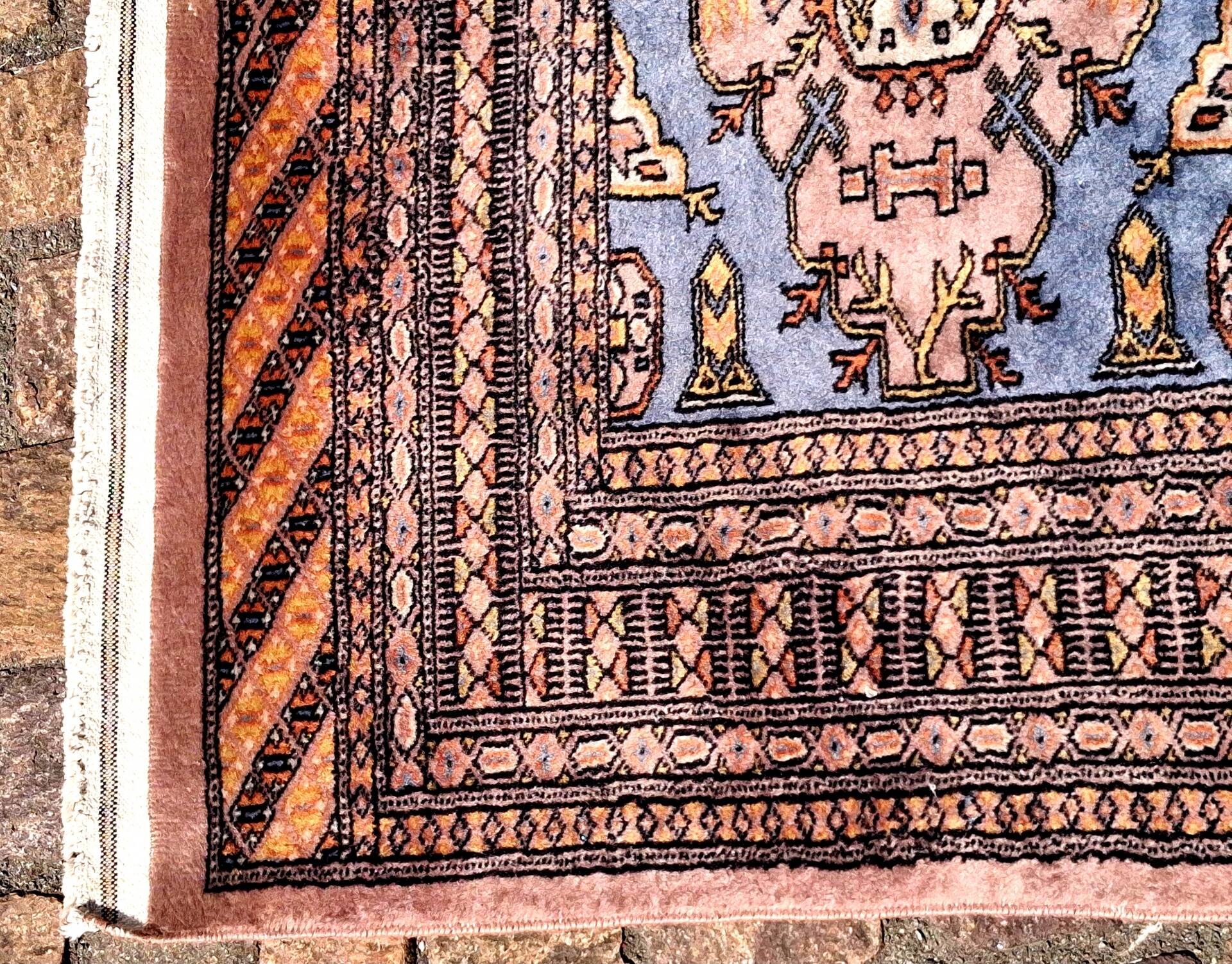 Tapis d'orient, taille 243 x 168 cm, signé numéroté