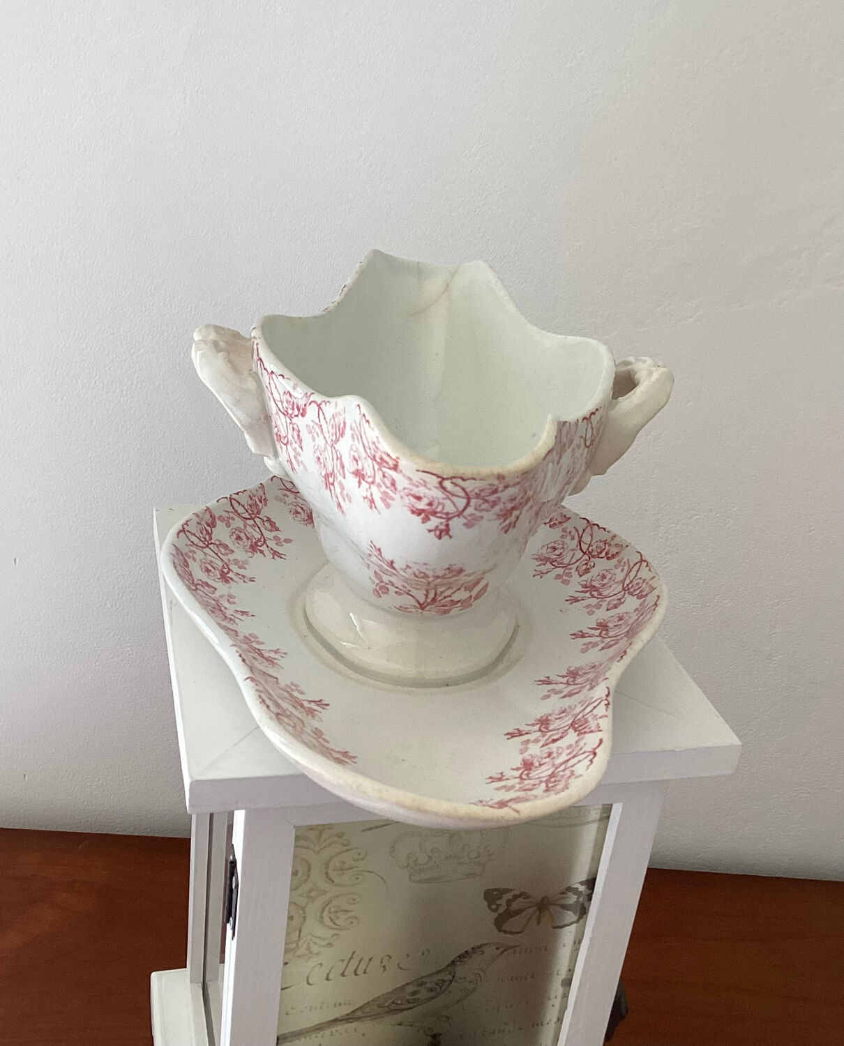 Old sauce pot with tray Garland of roses Gien