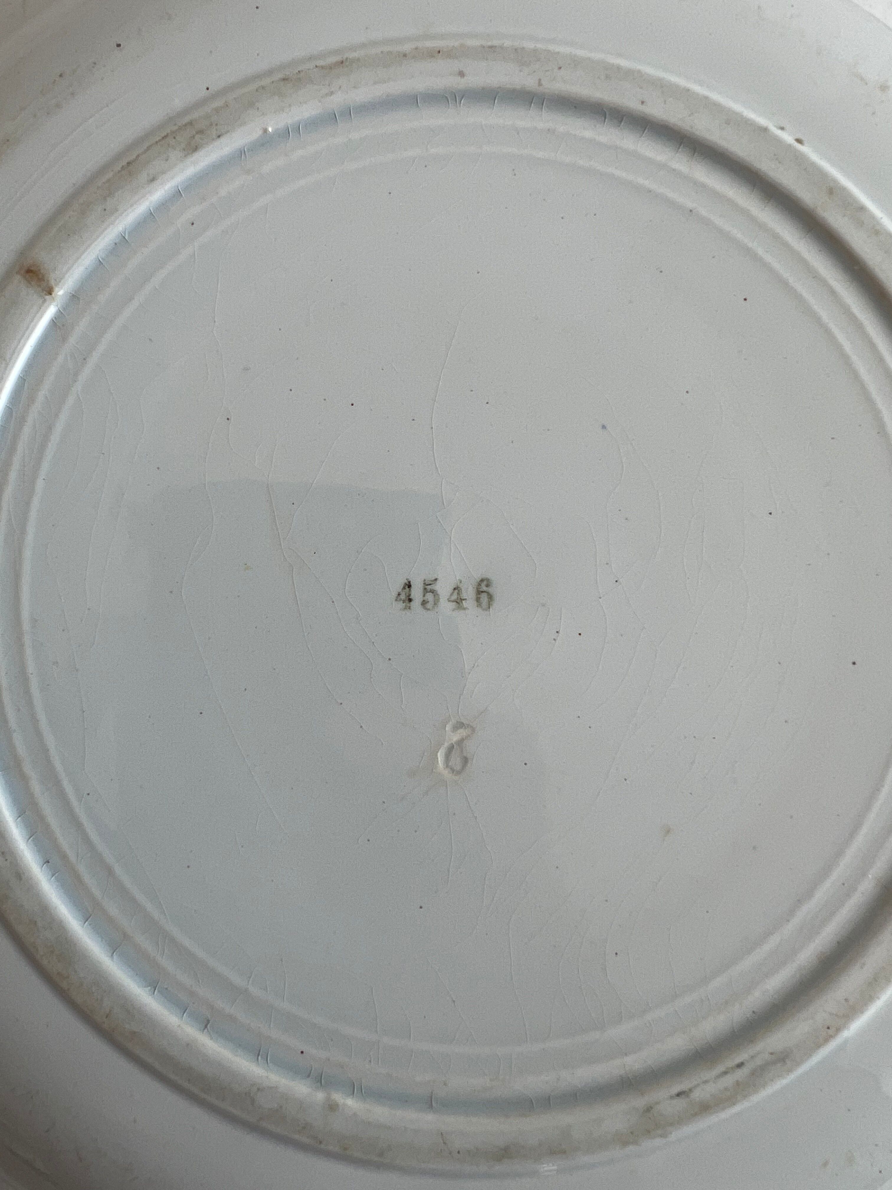 Presentation plate with a brown pattern