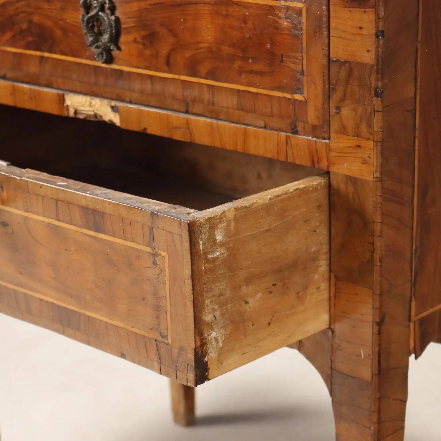 Antique baroque bedside table in walnut and maple, Italy, 18th century.