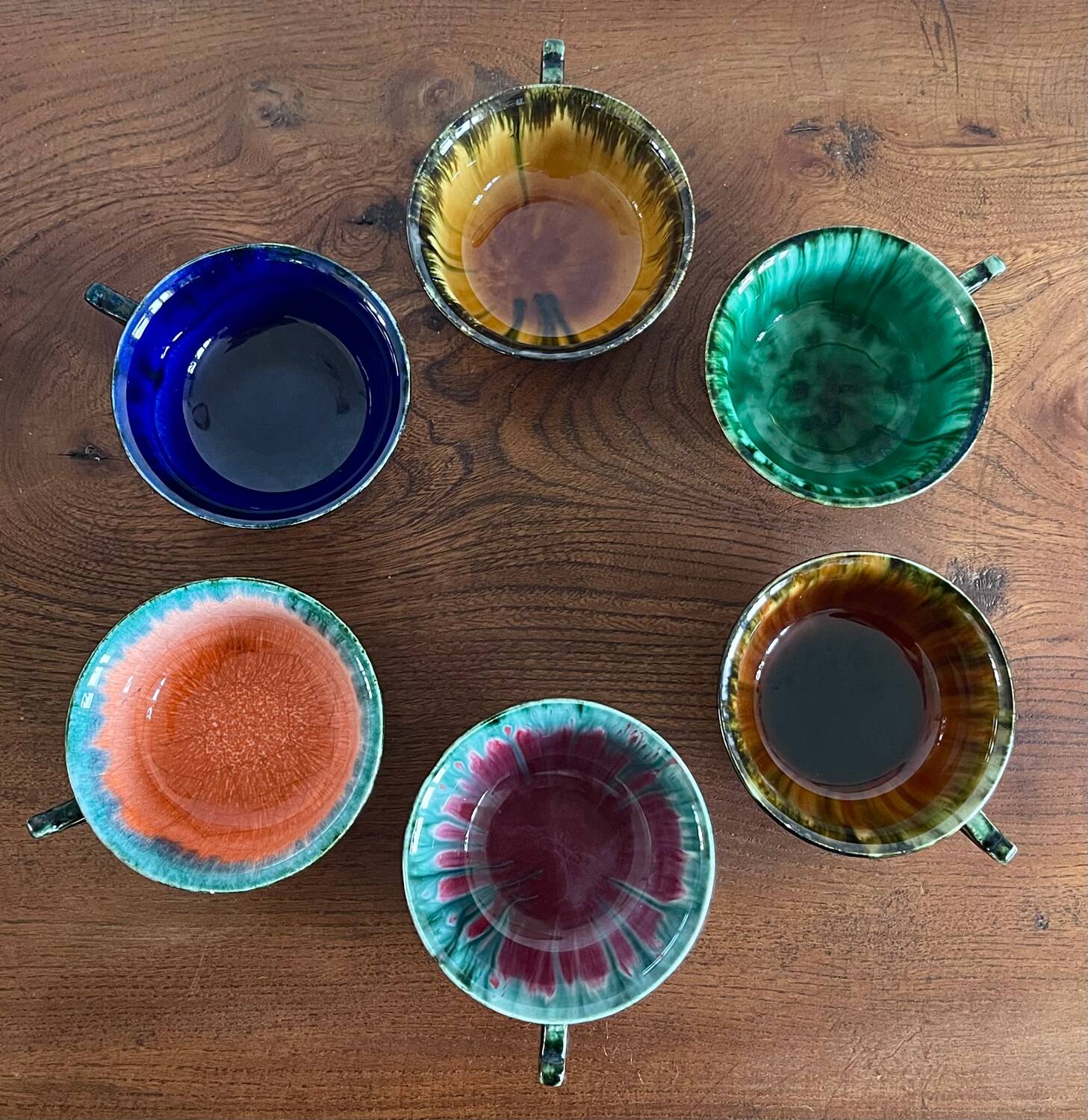 6 tasses en faïence de Quimper.