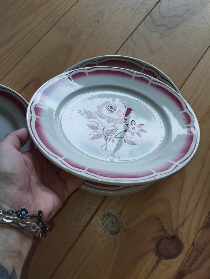 Charming set of 6 antique flat plates from the Badonviller factory.