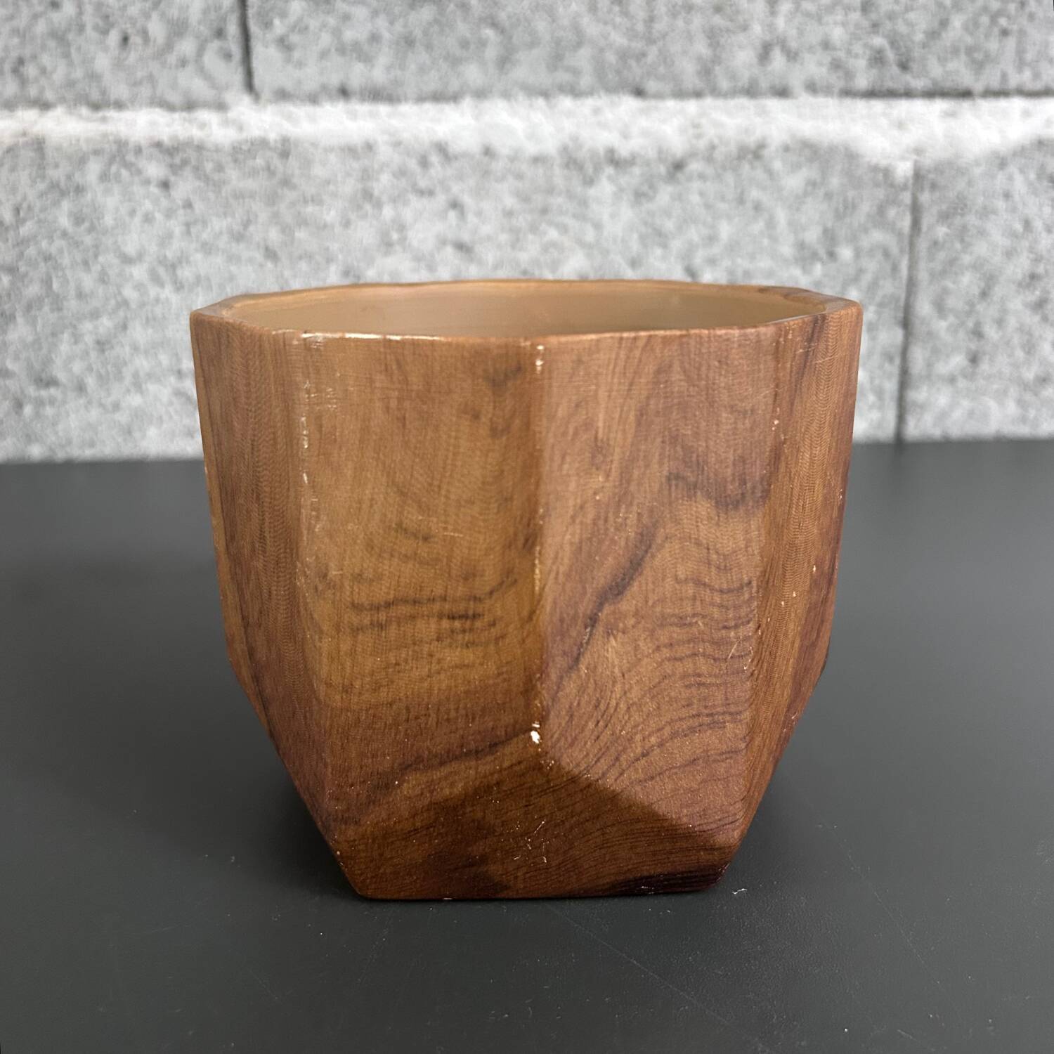 Ceramic flowerpot with wood decor
