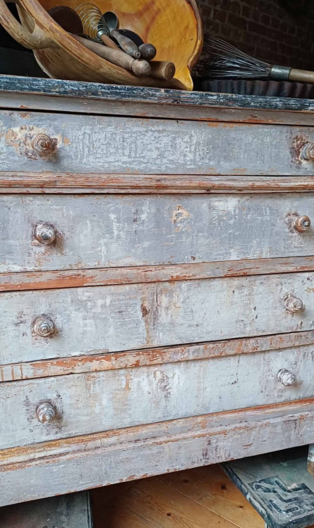 Distressed chest of drawers