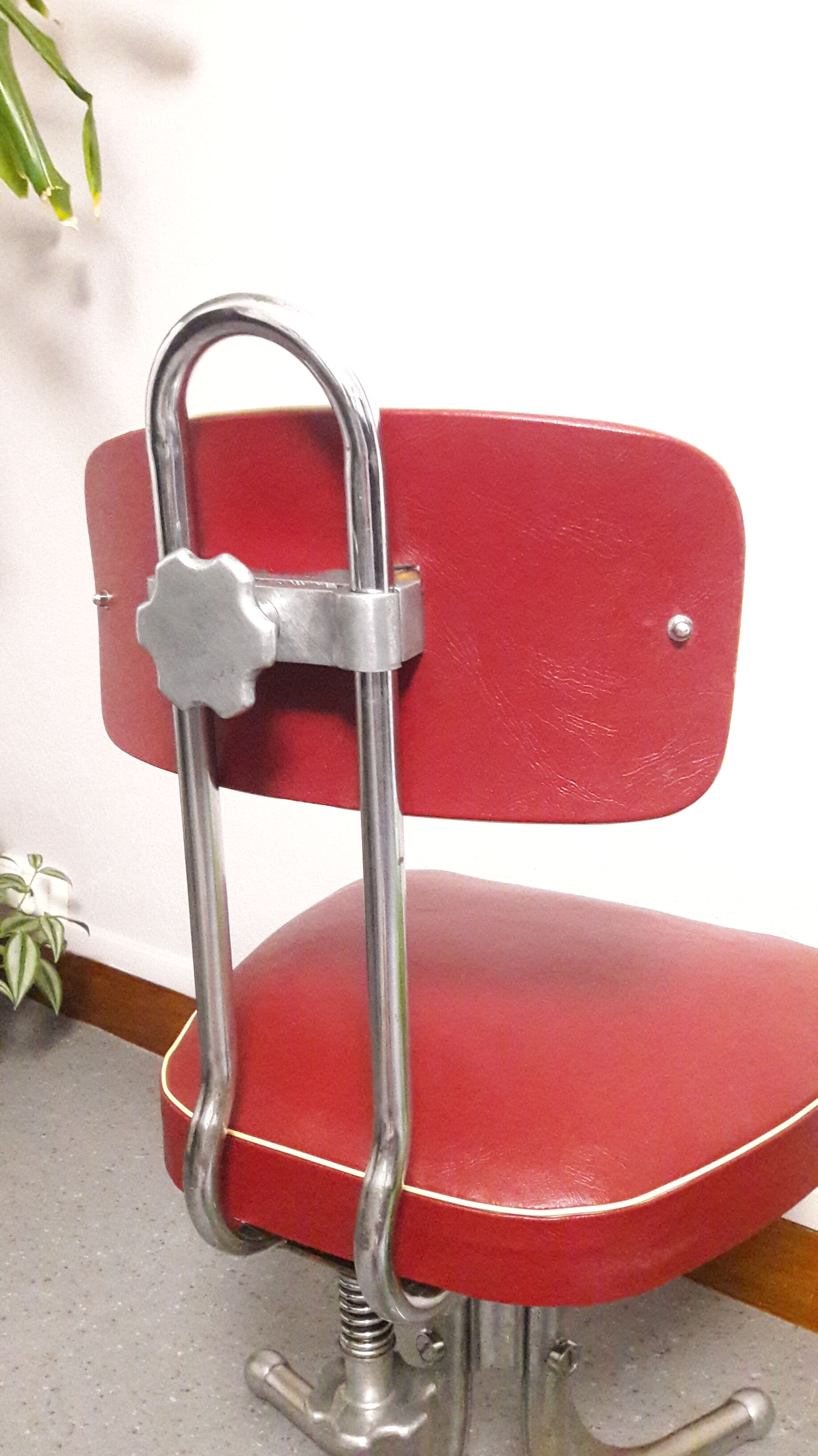 Chaise pivotante skaï bordeau 1960