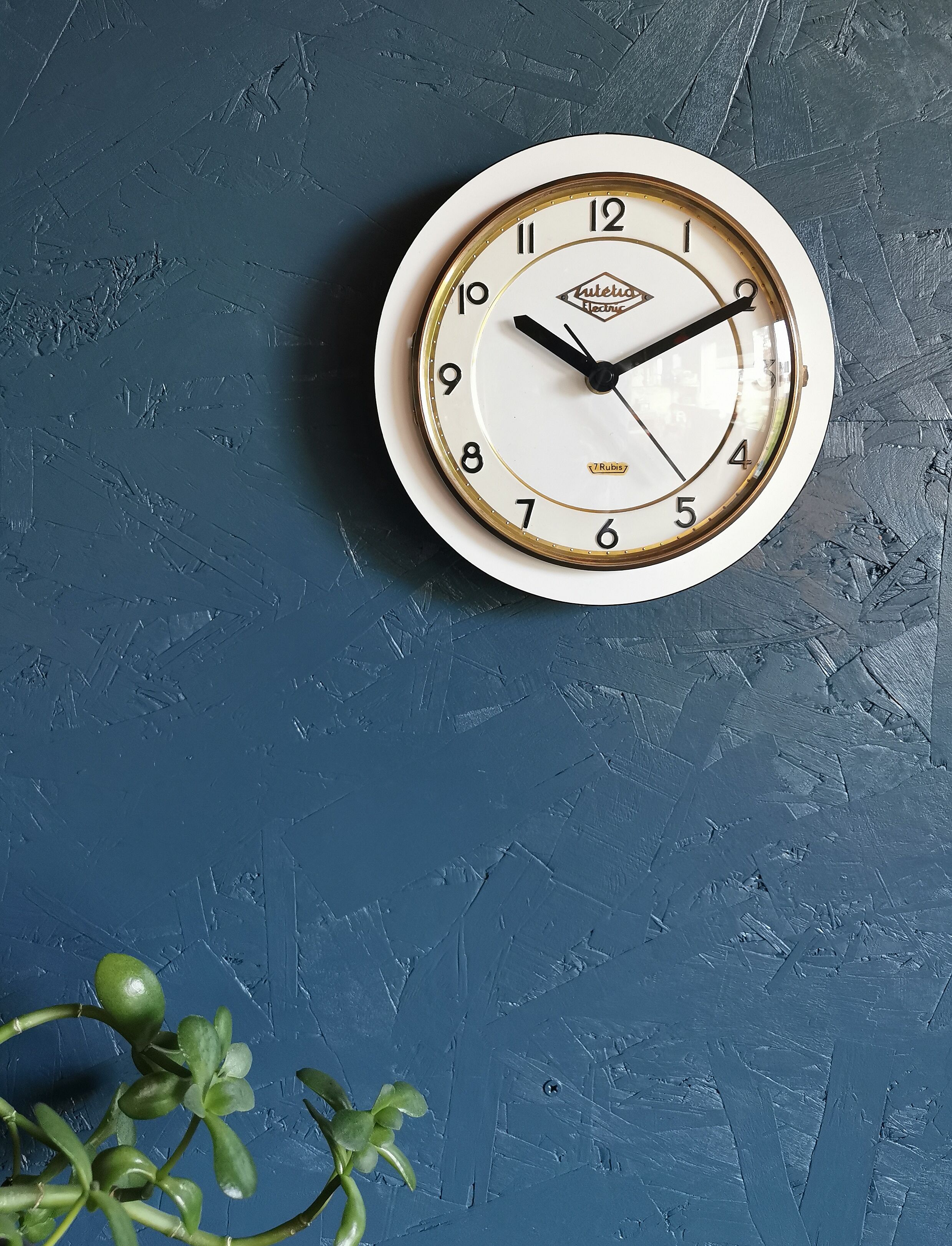 Vintage formica clock round silent wall clock "White Lutetia"