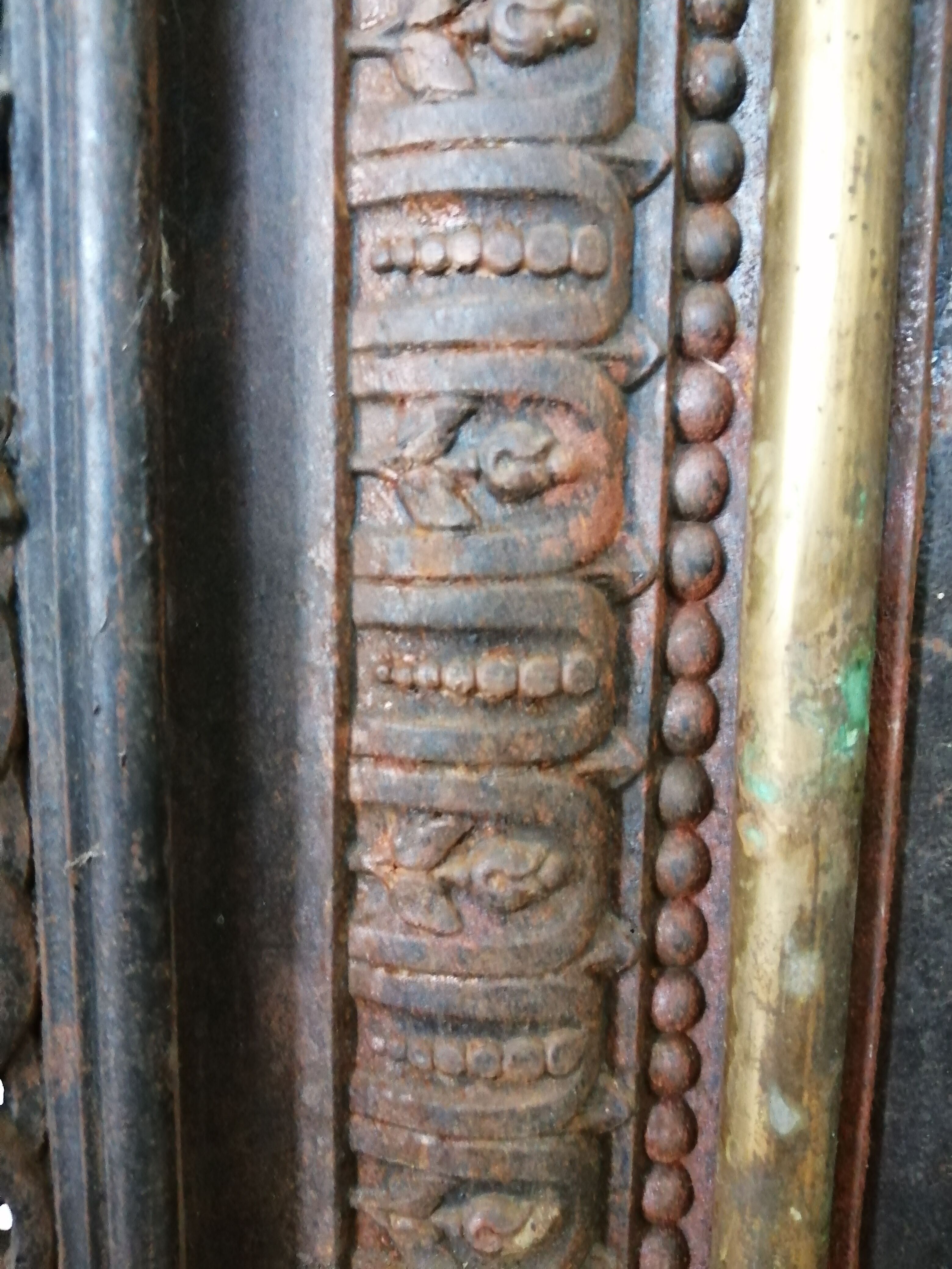 Fireproof adornment against chimney heart