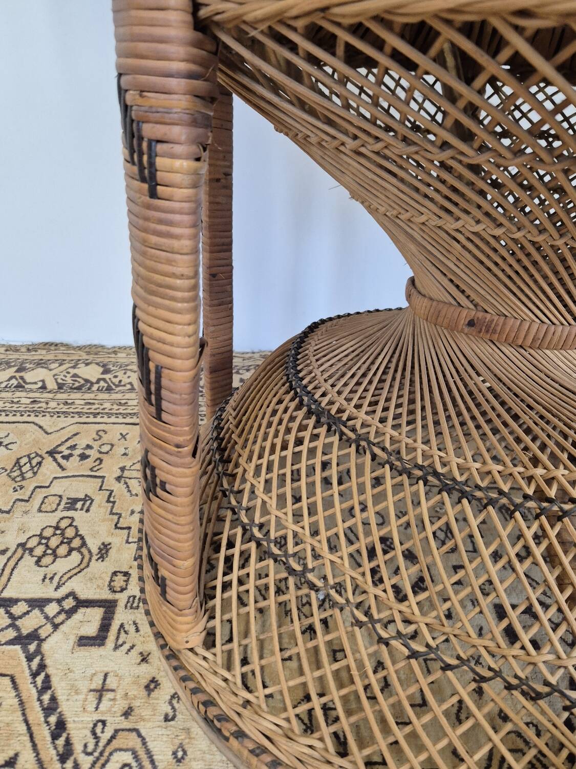 Fauteuil Emmanuelle "Peacock" vintage en rotin
