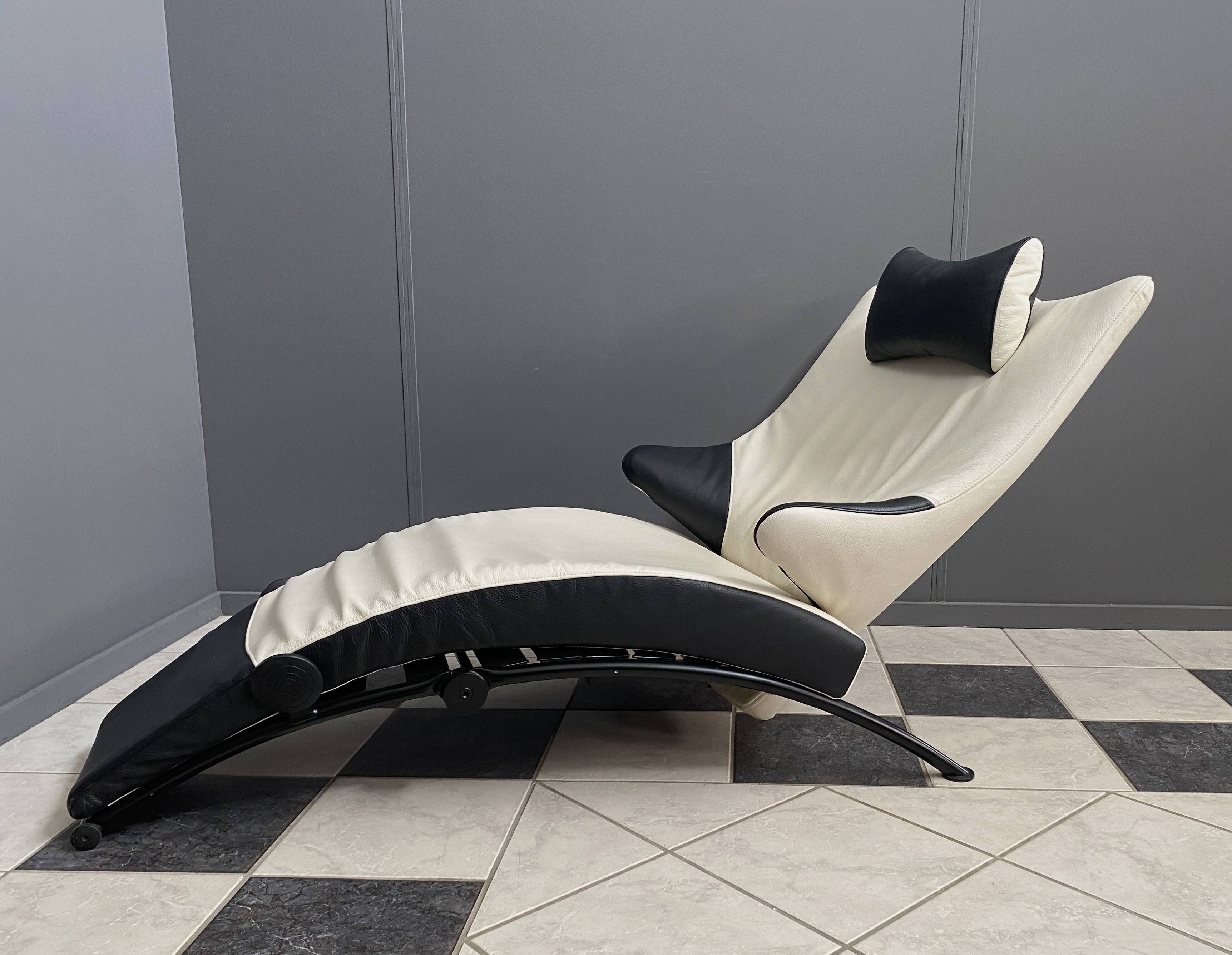 Black and white leather seat model Solo 699 design Stefan Heiliger, WK