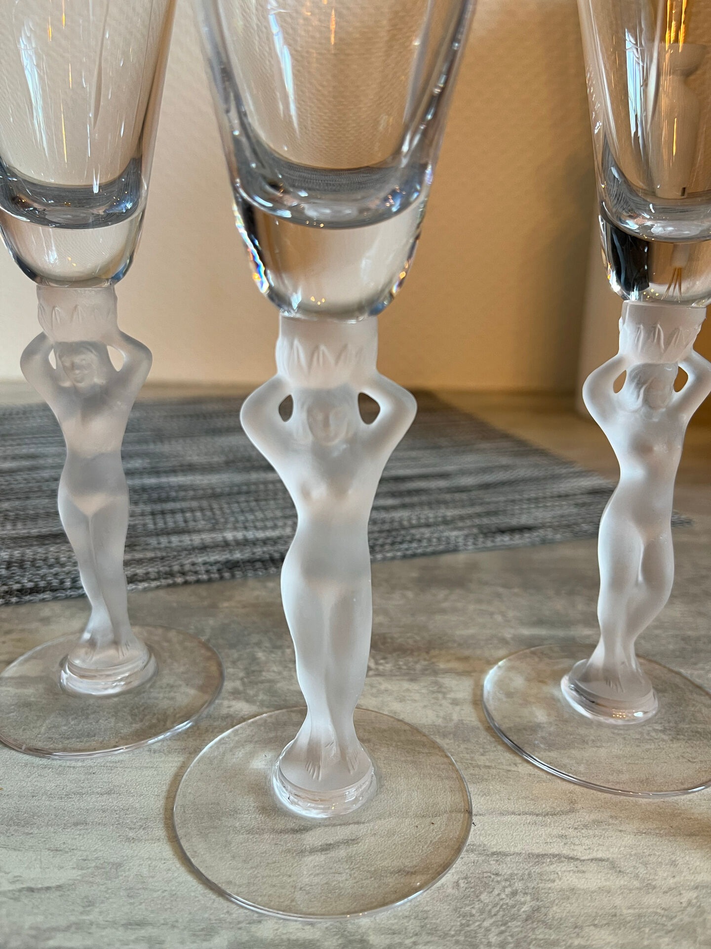 Service de 12 verres à pied sculptural féminin