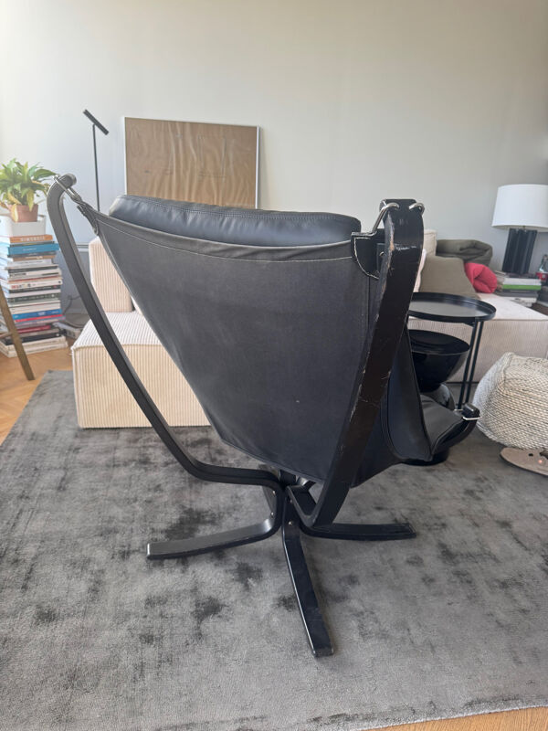 Fauteuil falcon cuir par Sigurd Russell