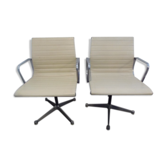 Pair of armchairs by Charles Eames edited by Herman Miller in the 1950s