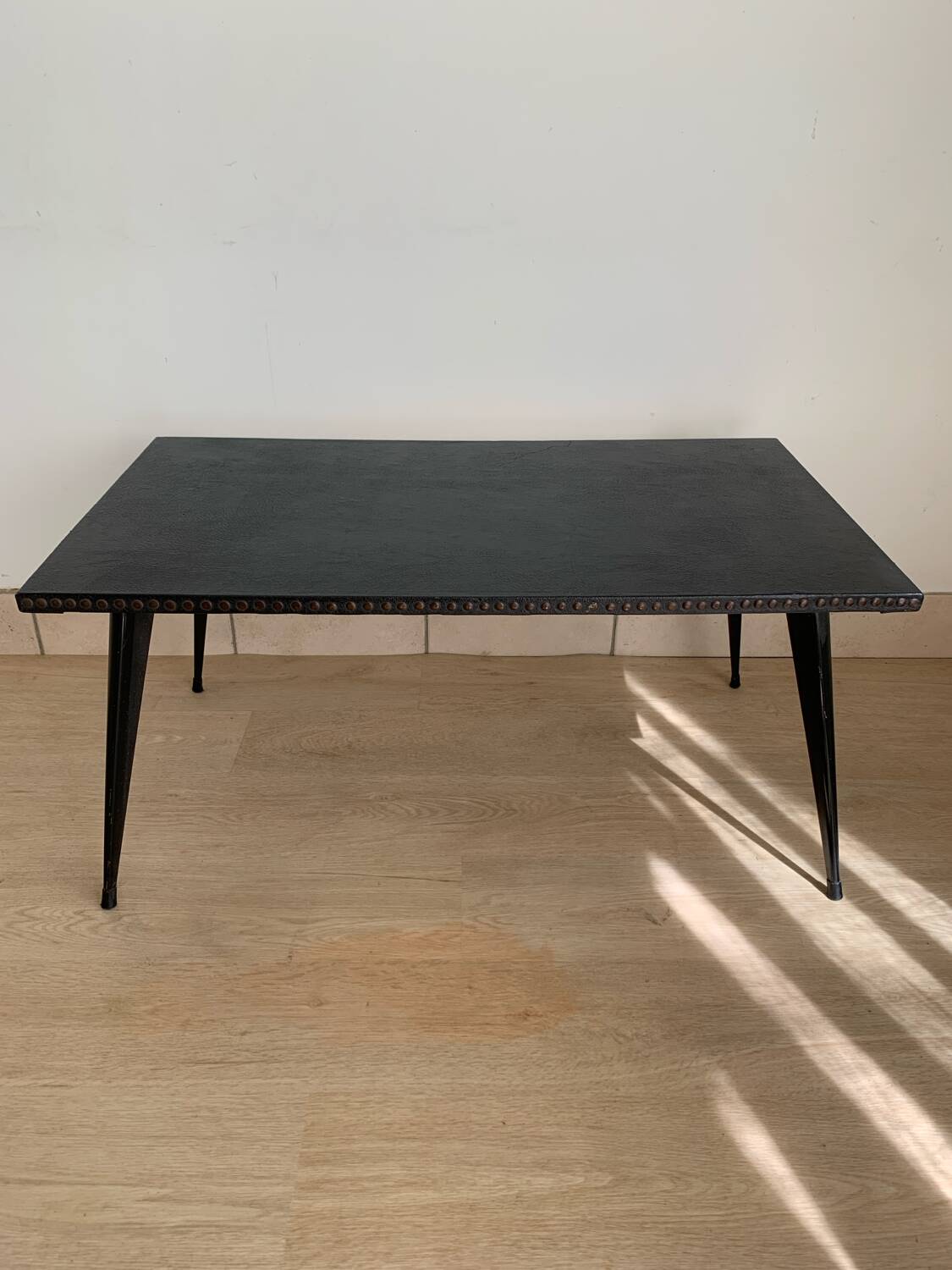 Table basse vintage métal et skai noir