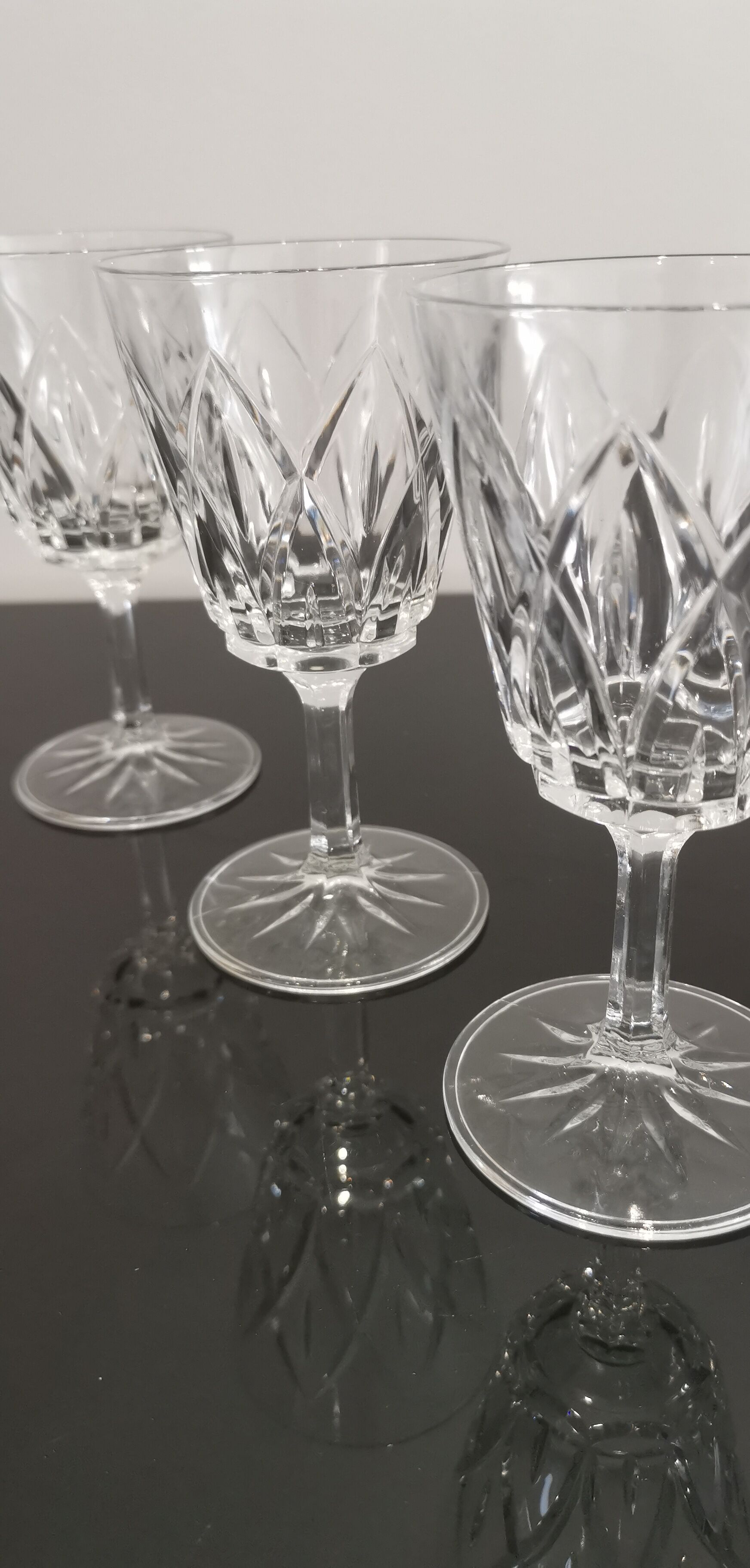 Set of 4 glasses of water/wine foot in vintage shell chiseled crystal