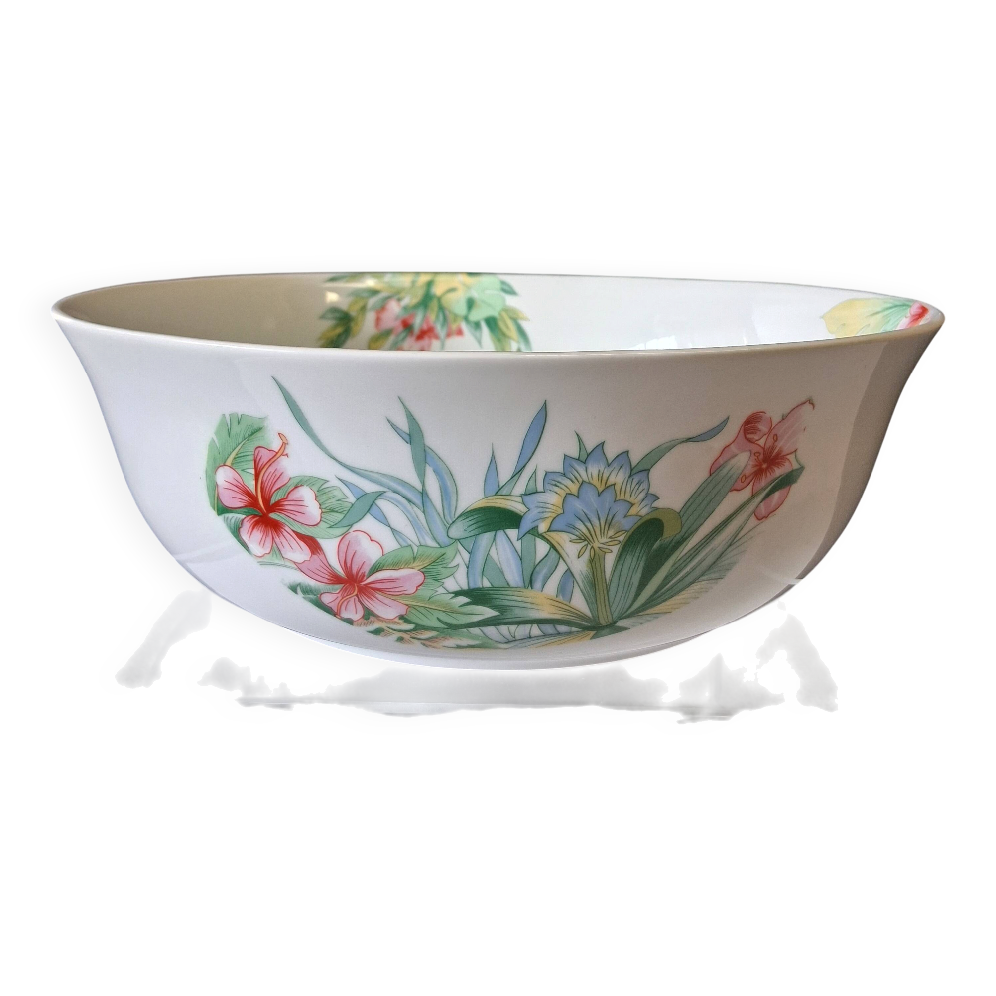 Very large porcelain salad bowl in very good condition from L'hirondelle Meh.