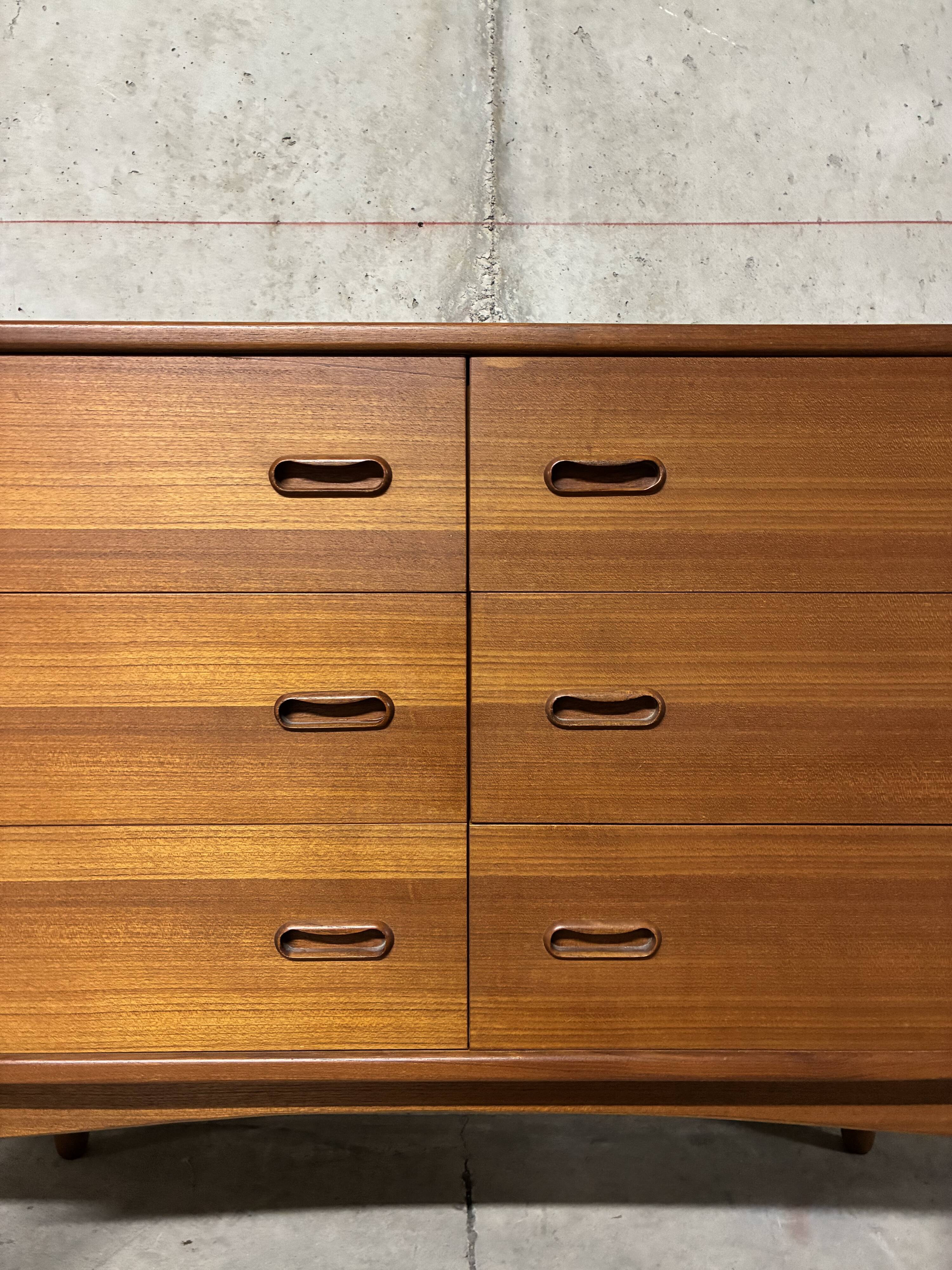 Double enfilade commode with 6 drawers, vintage Scandinavian from the 1960s.