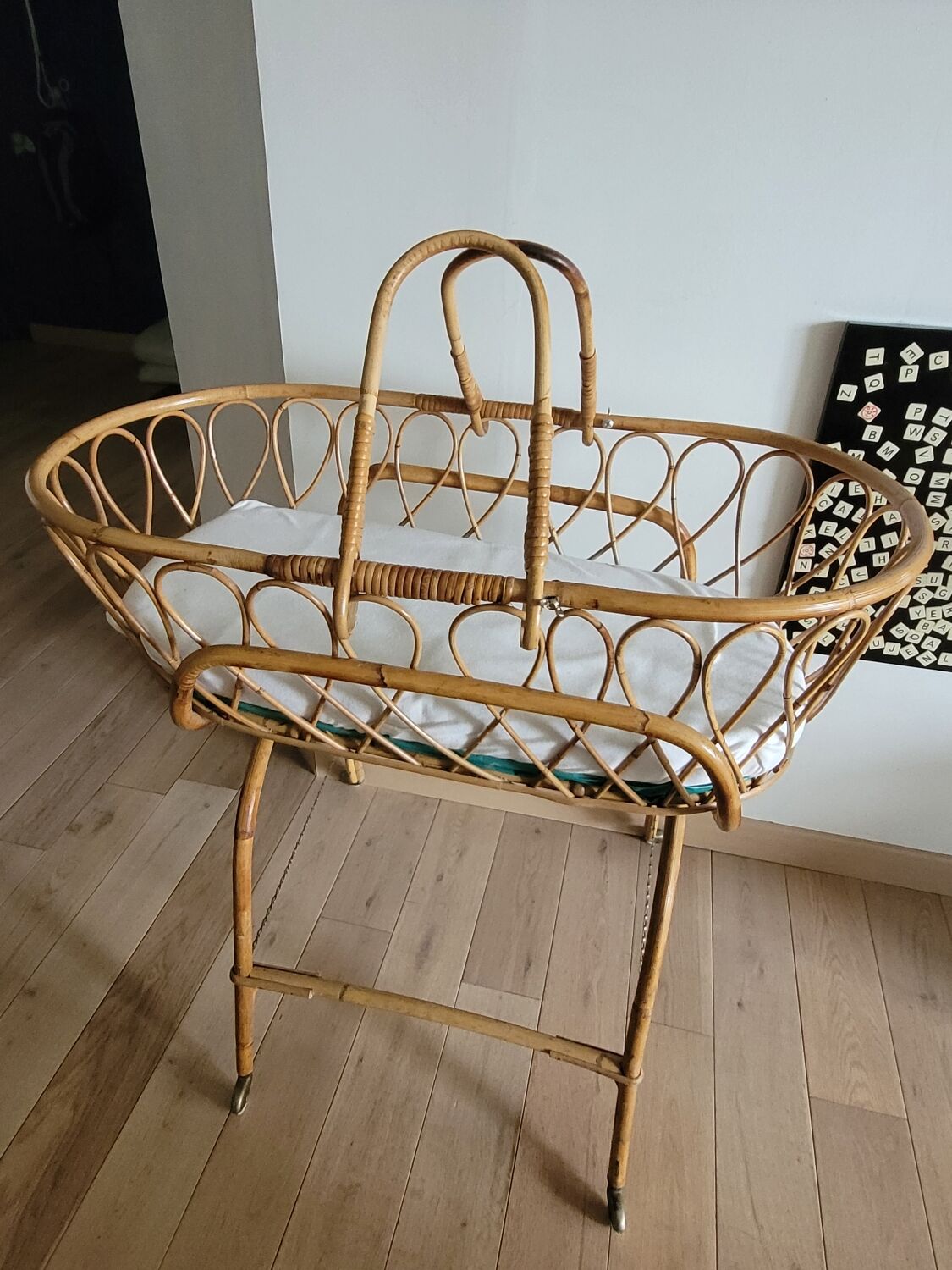 Rattan bassinet with support