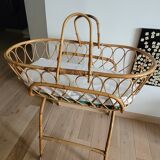 Rattan bassinet with support