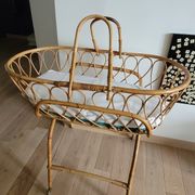 Rattan bassinet with support