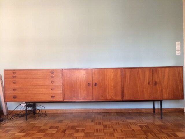 Scandinavian string with two caissons and five drawers.
