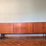 Enfilade scandinave avec deux caissons et cinq tiroirs.