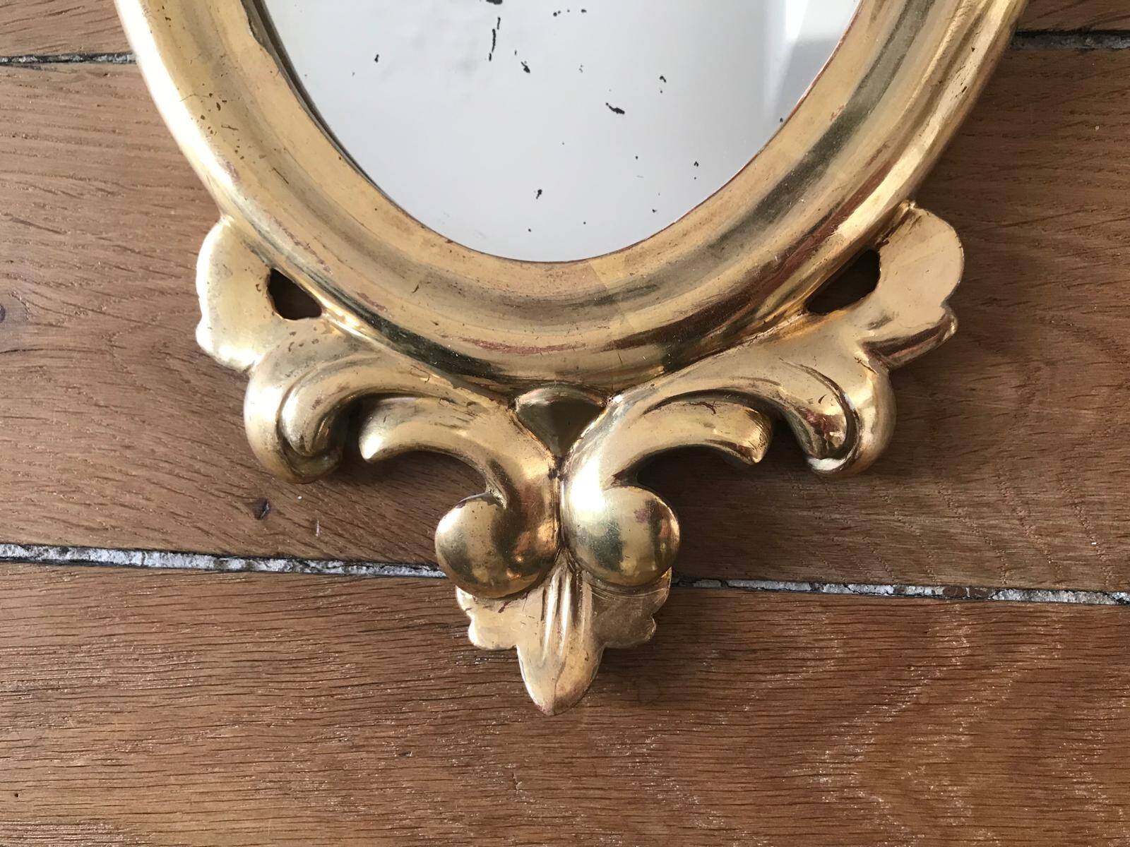 Paire de miroirs rococo dorés en bois sculpté