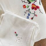 Embroidered tablecloth and 12 vintage napkins