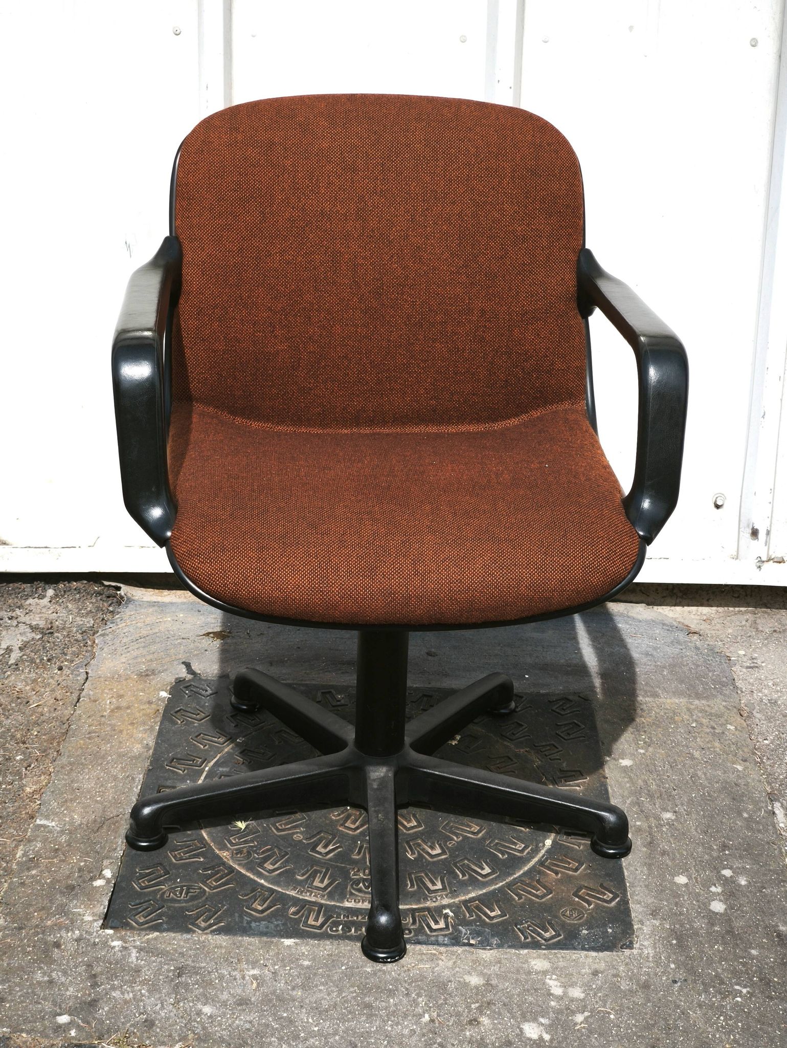 Set of 8 Comforto office chairs.