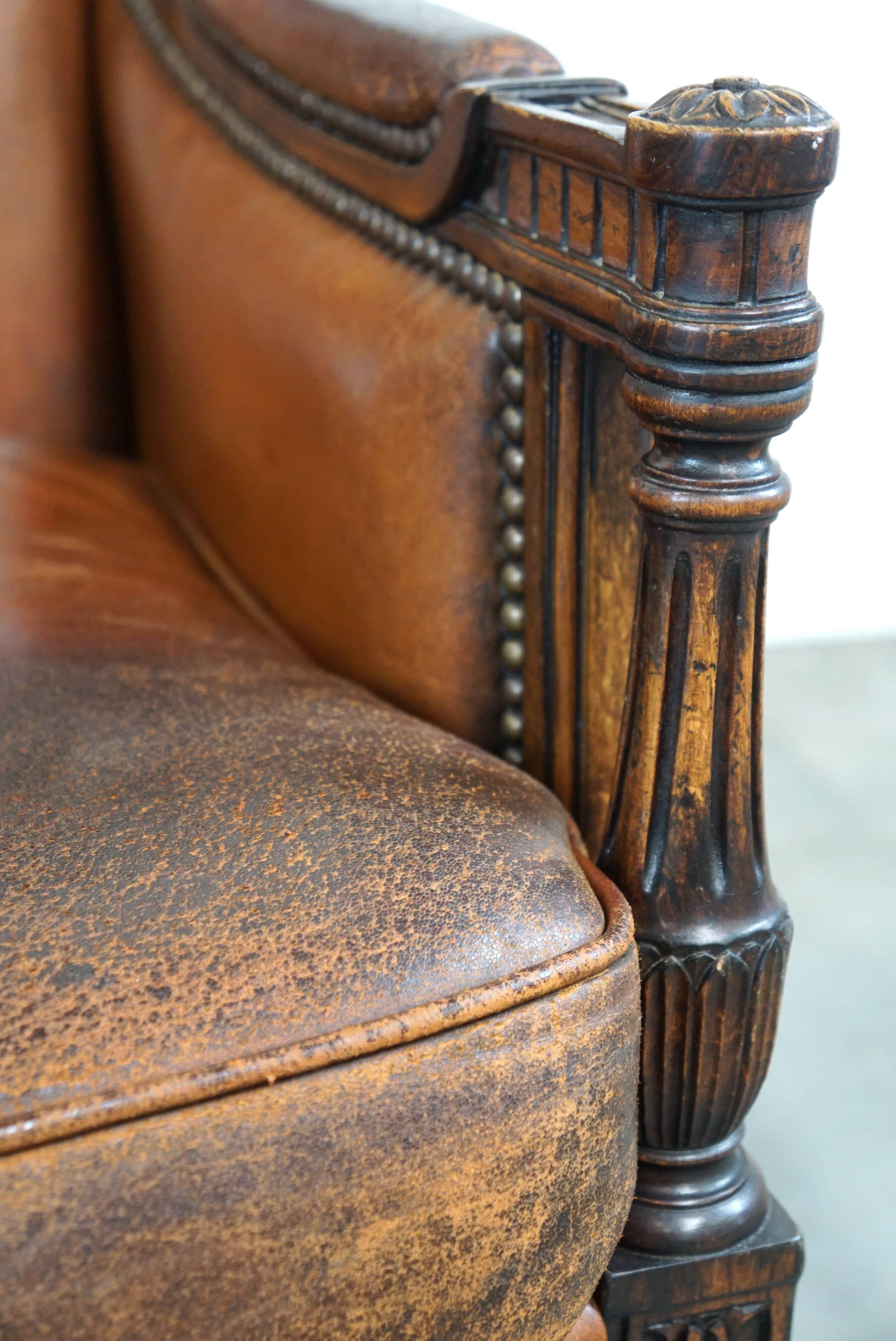 Fauteuil classique en peau de mouton avec sculptures en bois
