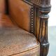 Fauteuil classique en peau de mouton avec sculptures en bois