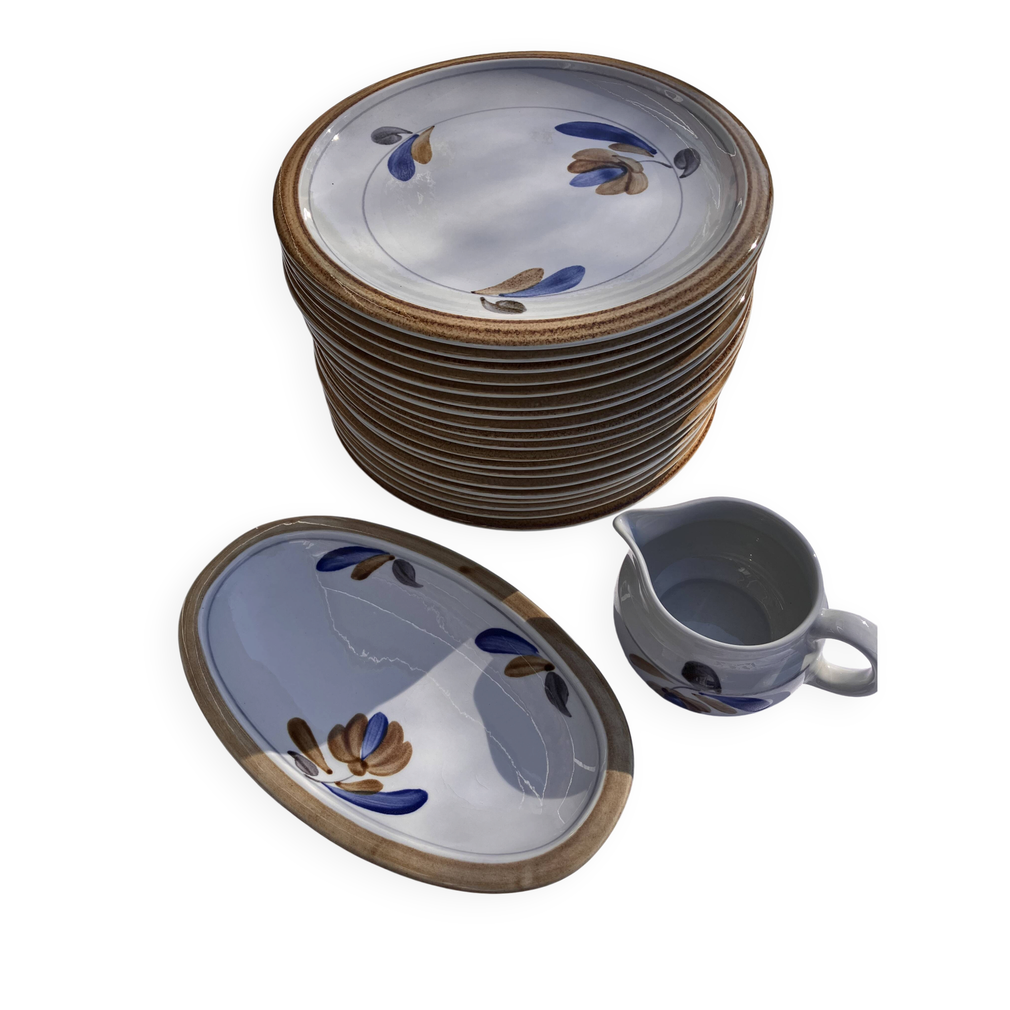 Service of flat plates Boch Keramis La Louvière Belgium for 19 settings.