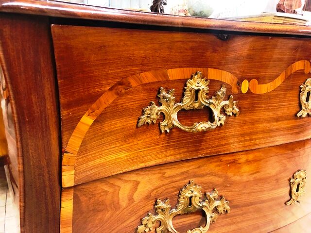 Curved chest of drawers of the eighteenth century