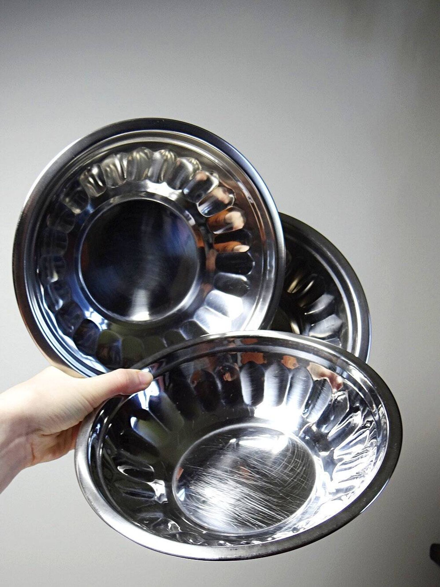 Set of 3 vintage stainless steel bowls from the 1980s.